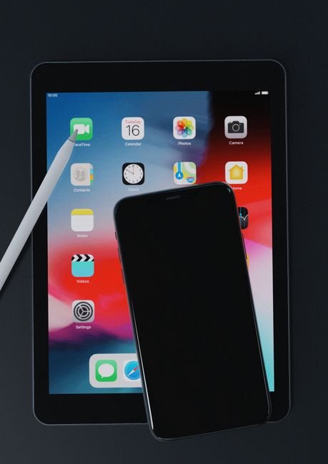 Apple iPad Pro 11" - Apple iPhone (For Parts/Repair)