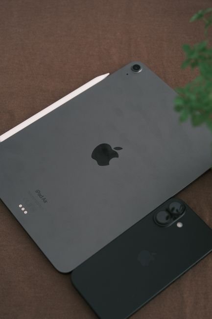 Apple iPad Air - Apple iPhone (For Parts/Repair)