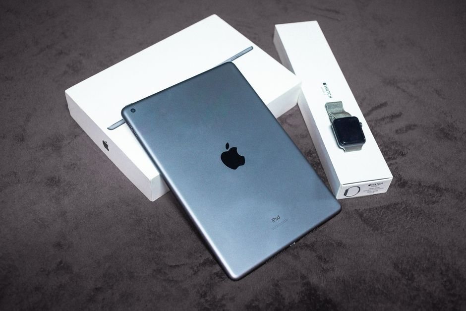 Apple iPad Air - Apple iPhone (For Parts/Repair)
