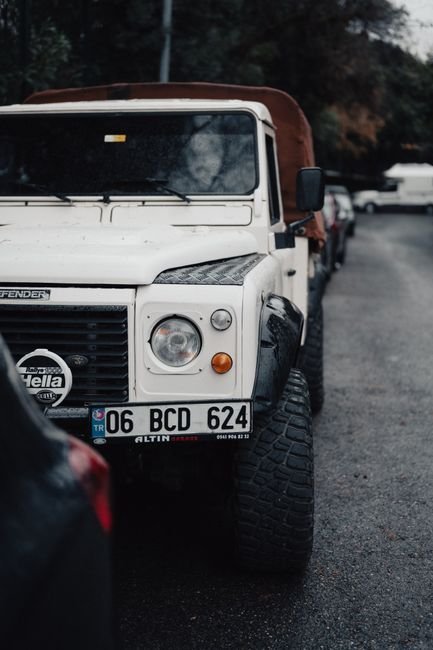 Land Rover Defender - Sedan (Good Condition)